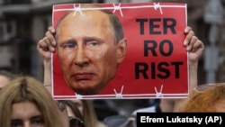 Плакат с изображением Владимира Путина. Киев, Украина, август 2022 года