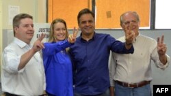 آسيو نيوس( نفر دوم از راست) توانسته است مارینا سیلوا را پشت سر بگذارد 