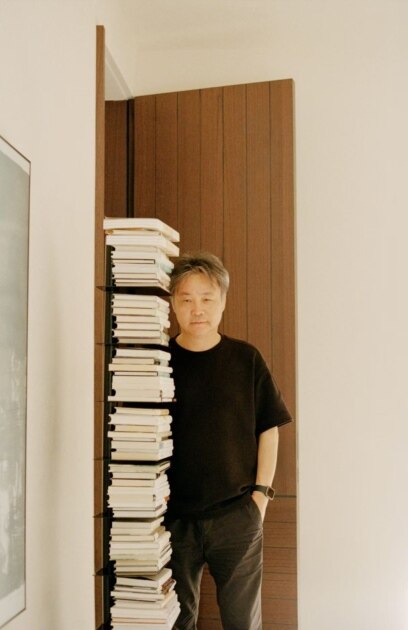 Той е един от най важните съвременни китайски писатели Пише за