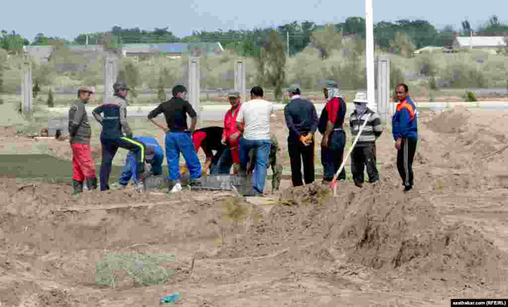 Bu günler gurluşyk meýdançasynda degişli etrap we welaýat edaralarynyň ýolbaşçylarynyň sany hem artdy. Olar bu ýerde alnyp barylýan işleriň &ldquo;depginine gözegçilik edýärler&rdquo; diýip, şol ýerde işleýän işgärler aýdýarlar.