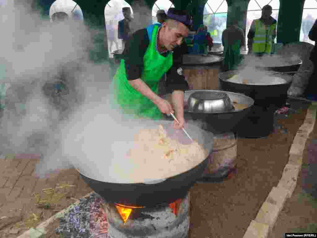 В честь праздника ЦДУМ, уфимская мэрия и региональная общественная организация поддержки и развития социально-значимых проектов &quot;Деловой клуб Ферзь&quot; РБ организовали для горожан народные гуляния в этнопарке &quot;Ватан&quot;. По словам организаторов, было наварено около 200 кг плова 