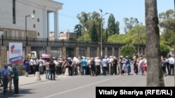 Очередь в консульский отдел посольства Российской Федерации в Сухуме в день голосования по поправкам в Конституцию РФ