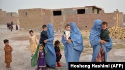 Afganistan: gra afgane bashkë me fëmijët e tyre, të zhvendosura në provincën Herat (8 korrik 2021). 
