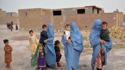 Afganistan: gra afgane bashkë me fëmijët e tyre, të zhvendosura në provincën Herat (8 korrik 2021). 