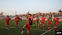 ډیری افغانان د فوټبال لوبې په لیوالتیا سره څاري