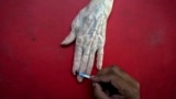 اخذ رأی از یک هندی ۸۹ساله در خانه‌اش 