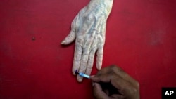 اخذ رأی از یک هندی ۸۹ساله در خانه‌اش 