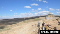 کوه شاه تیغ در ولسوالی مرغاب ولایت غور. دفتر ولسوال در بالای همین کوه موقعیت دارد.