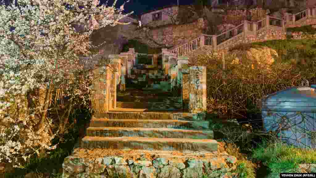 Лестница на улице Исторической, отсюда начинается дорога к крепости Чембало