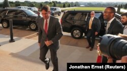 Mark Esper sosește la Pentagon, după numirea în funcție