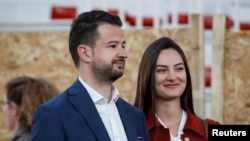 Яков Милатович, кандидат в президенты от движения «Европа сейчас», и его жена Милена стоят на избирательном участке во время президентских выборов в Подгорице, Черногория, 19 марта 2023 года