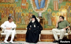 Архівне фото: президенти України Віктор Ющенко та Грузії Міхеїл Саакашвілі під час зустрічі з патріархом Ілією ІІ в Тбілісі. 14 серпня 2005 року