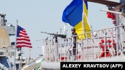 Фрегат ВМС України «Гетьман Сагайдачний» та есмінець США USS Donald Cook під час міжнародних навчань «Сі Бриз-2015». 1 вересня 2015 року