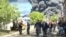 Російські посадовці на тлі палаючого НПЗ у Туапсе після українського удару 28 квітня 2026 року