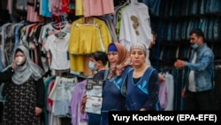 Трудовые мигранты на рынке в Москве