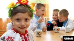 За порадою лікарів: учні однієї зі шкіл в Ужгороді святкують за солодким столом початок нового навчального року, архівне фото, 2014 рік