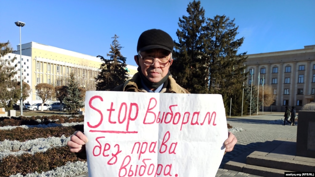 Бекболат Утебаев на одной из своих протестных акций. Архивное фото