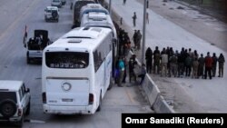 Luftëtarë rebelë luten para se të largohen nga Guta Lindore.