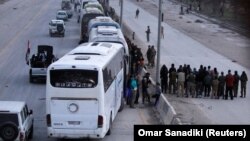 22-nji martda 30 çemesi awtobusa mündirilen pitneçi söweşijiler we olaryň maşgala agzalary Goutadaky Harasta şäherçesini terk etdiler.