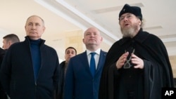 Vlagyimir Putyin orosz elnök a félsziget annektálásának kilencedik évfordulóján tett krími látogatásán Szevasztopolban 2023. március 18-án