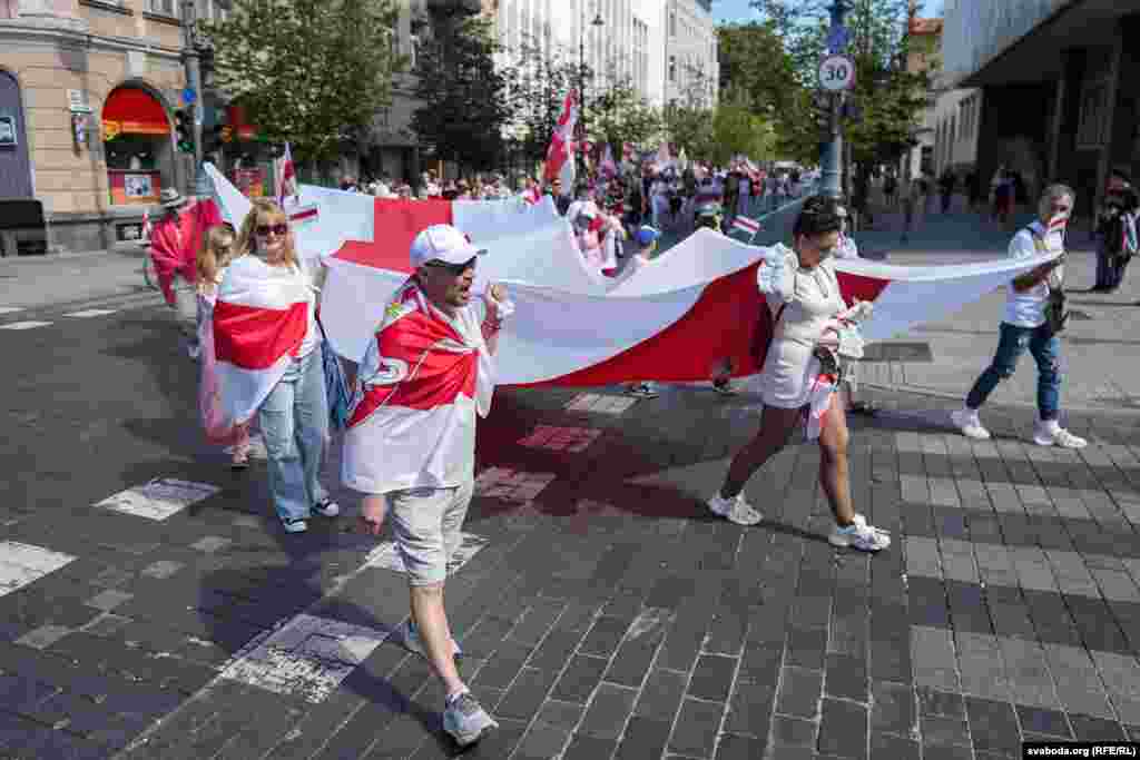 Марш беларусаў па галоўнай вуліцы Вільні — праспэкце Гедзіміна
