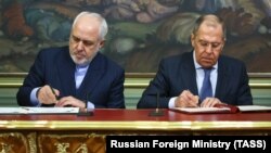 Rusiya və İranın xarici işlər nazirləri Sergey Lavrov (sağda) və Məhəmməd Cavad Zərif 26 yanvar Moskva görüşü zamanı 