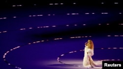 Выступае Мэрая Кэры