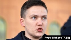 Nađa Savčenko razgovara sa novinarima ispred sjedišta ukrajinske Sigurnosne službe, 15. mart 2018. 