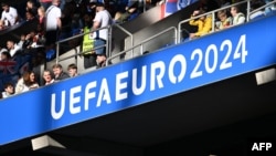 Suporteri înaintea meciului de fotbal din grupa C, UEFA Euro 2024, dintre Serbia și Anglia, pe arena din Gelsenkirchen, pe 16 iunie.