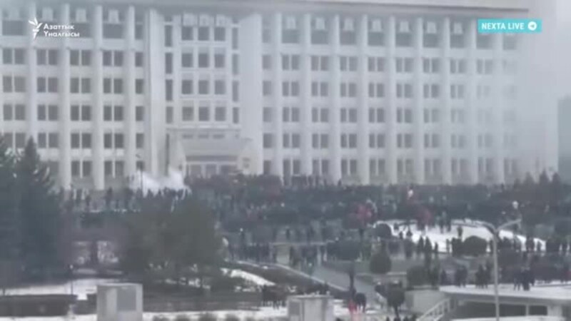 Митингчилер Алматынын мэриясына кирип барды