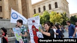 Среди выстроившихся на ступеньках перед зданием парламента сотрудников «Маэстро» не было ни владельцев, ни руководителей телекомпании