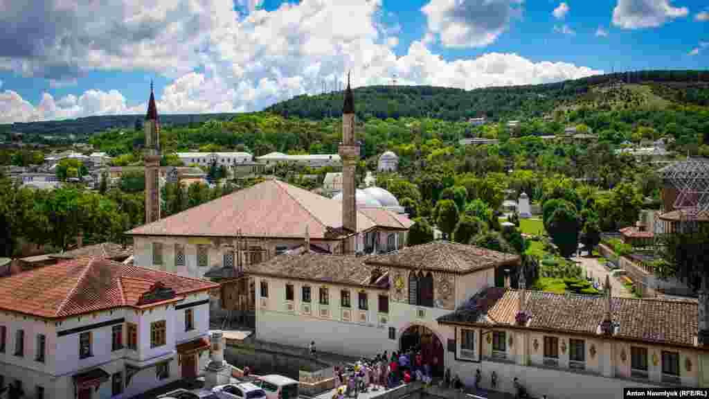 Bağçasaraydaki Hansaray, qırımtatar mimarlığınıñ dünyadaki yekâne nümünesidir. Temeli XVI &nbsp;asırda qoyulğan&nbsp;