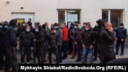 Люди перед будівлею виборчої комісії в Одесі, 15 листопада 2020 року