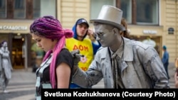 Анастасия Ларкина во время акции, посвященной буллингу. Фото: Светлана Кожуханова