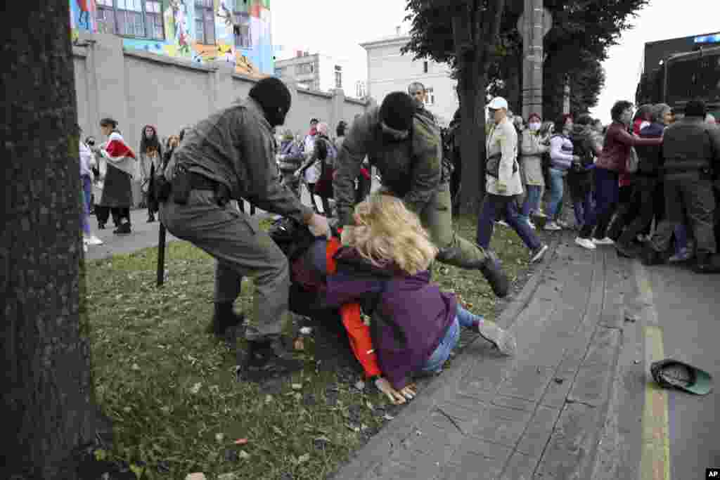 Police used force to disperse a group of women rallying in support of Maryya Kalesnikava. Kalesnikava is a member of the opposition&#39;s Coordination Council. It has pressed for a peaceful transition of power since election officials declared Belarusian leader Ayaksandr Lukashenka the runaway winner of an August 9 presidential vote, which the council says was fraudulent.