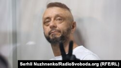 «Пан Антоненко хоче, щоб його бачили, щоб його бачив суд, присяжні, спілкуватися з ними особисто», пояснив адвокат