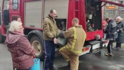 Харків: між обстрілами і гасінням пожеж рятувальники привезли людям воду – відео