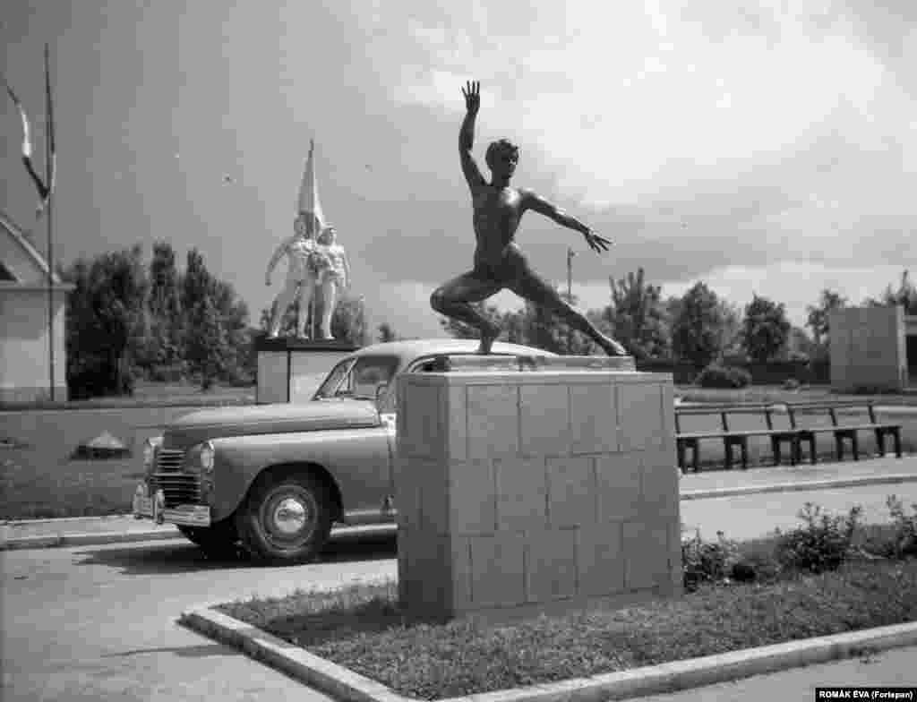 Statui aparținând realismului socialist, fotografiate în București, în1957.&nbsp;După ce țara a fost ocupată de Armata Roșie, România a fost condusă de o dictatură comunistă.&nbsp;