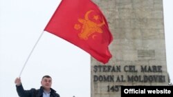 Drapelul pretins a fi al lui Ştefan cel Mare a fost fluturat întâi de comunişti, ulterior de socialişti la proteste