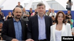 Regizorul ucrainean Serghei Loznița, și actorii Vasilina Makovțeva and Valeriu Andriuță, Cannes, 25 mai 2017