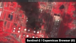 Російська служба Радіо Свобода опублікувала супутниковий знімок Sentinel, на якому видно, що внаслідок удару по Рязанському НПЗ пошкоджений трубопровід між резервуарним парком й одним із цехів підприємства – там спостерігається відкрите вогнище горіння