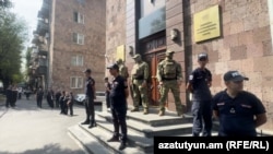 Сотрудники силовых структур у здания Антикоррупционного комитета