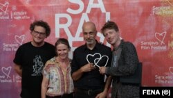 Sebastian Meise (drugi zdesna) drži nagradu Srce Sarajeva (19. august 2021.)