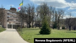 Hotelski kompleks, smešten je na obali Borskog jezera, sa parkom, sportskim terenima, plažom.