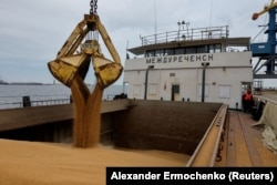 У порту окупованого Маріуполя на борт російського вантажного судна «Междуреченск» завантажують пшеницю, яка має бути доправлена до Ростова-на-Дону, жовтень 2023 року