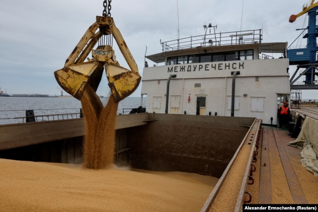 У порту окупованого Маріуполя на борт російського вантажного судна «Междуреченск» завантажують пшеницю, яка має бути доправлена до Ростова-на-Дону, жовтень 2023 року