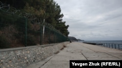 На набережной поселка Парковое появился забор, февраль 2021 года