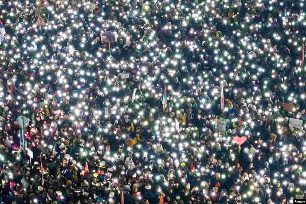 Protestuesit në Kragujevc të Serbisë duke mbajtur 15 minuta heshtje në kujtim të 16 viktimave që vdiqën në nëntorin e vitit 2024 në Novi Sad, si pasojë e shembjes së një strehe betoni në stacionin hekurudhor të qytetit. Protesta janë mbajtur gjatë gjithë vitit në Serbi. Fotografi e 15 shkurtit 2025. 