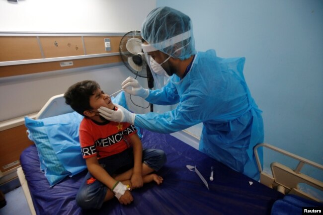 Тестирование на COVID-19 пациента онкологического отделения детской больницы в Басре, Ирак. Фото: Reuters