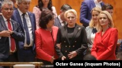 Виорика Дэнчилэ дар ҳалқаи тарафдоронаш раъйи адами эътимодро мешунавад